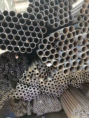 Nahtloses Stahlrohr 12m Kohlenstoffstahlrohr Warmgewalztes schwarzes Eisenrohr für Konstruktionen